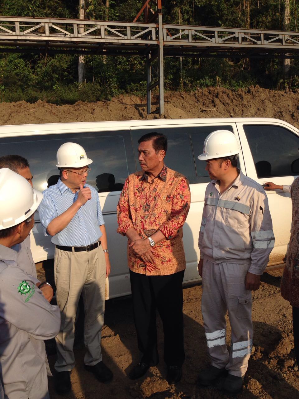 董事长黄卫峰,总裁郑宗悦(hamid,工程指挥部总指挥伍华弟等全程陪同